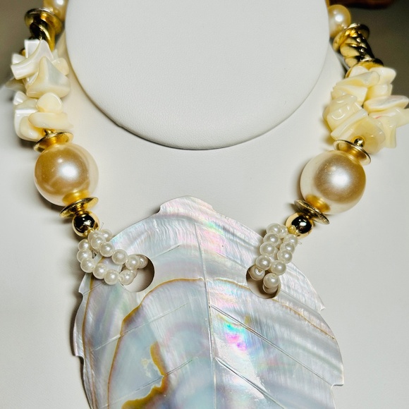 Vintage Beautiful Mother of Pearl Carved Leaf pendant necklace - Picture 7 of 16